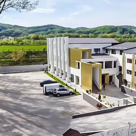 Popasul Lui Gicuta Bed & Breakfast Curtea De Arges Exterior photo